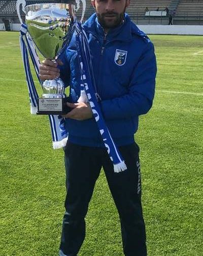 Antonio Anglani mostra orgoglioso la Coppa Italia conquistata con la maglia del Fasano