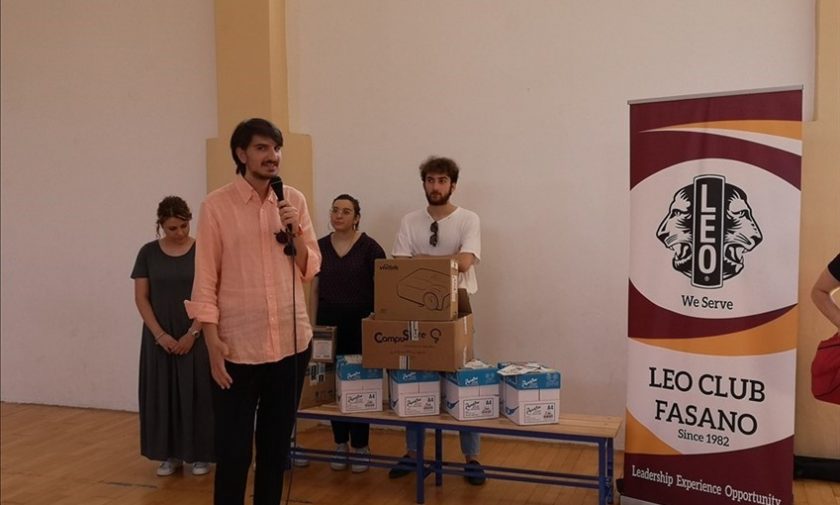 Il Leo club Fasano consegna materiale didattico-imformatico-sportivo alla Scuola elementare Giovanni XXIII