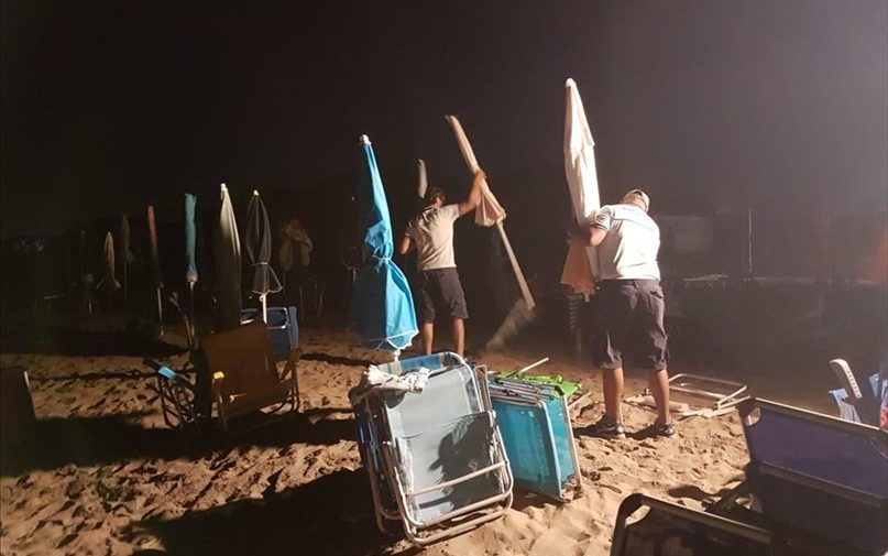 Sequestri a Torre Canne ombrelloni e lettini lasciati in spiaggia durante la notte