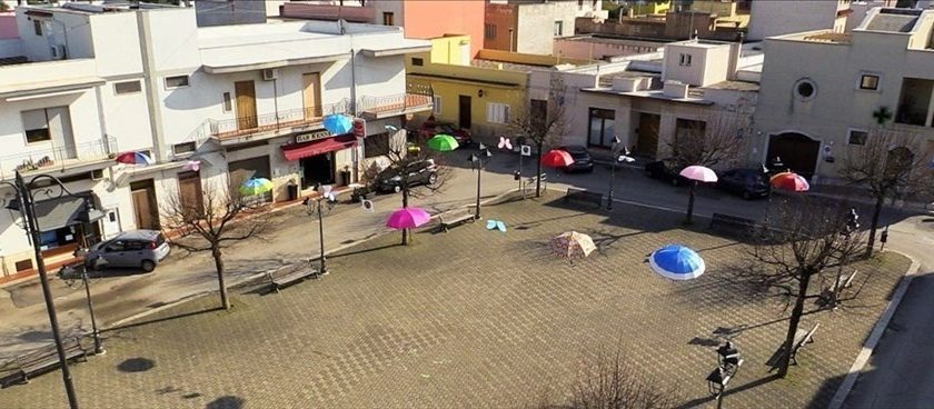 Ombrelli fluttuanti in piazza a Montalbano per i 10 anni dell’associazione “Gli amici di Giuuaanneed”
