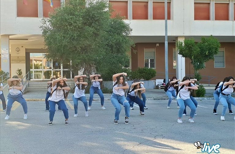 L’ultimo giorno di scuola celebrato dagli studenti con un flash mob sulle note di “Al di là dell’amore”